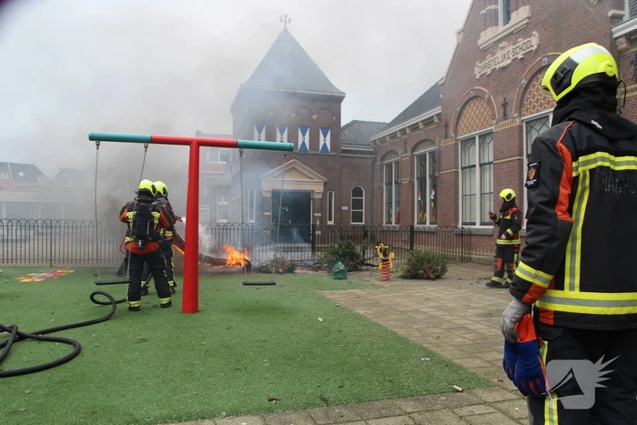 Speeltoestel met kerstbomen vliegt in brand