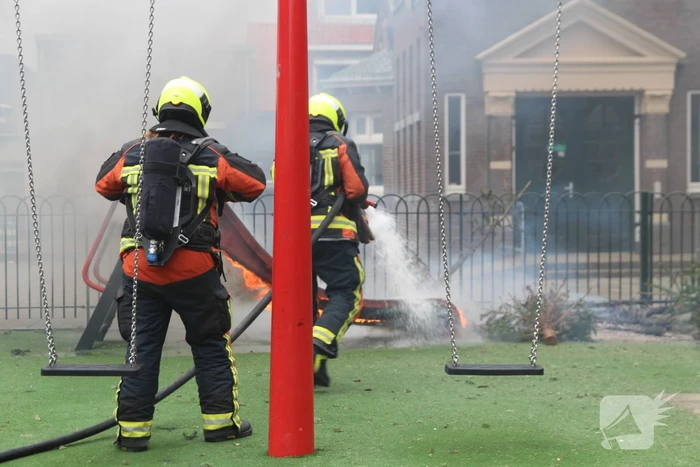 Speeltoestel met kerstbomen vliegt in brand
