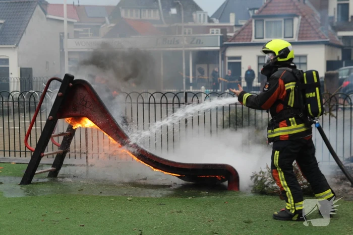 Speeltoestel met kerstbomen vliegt in brand