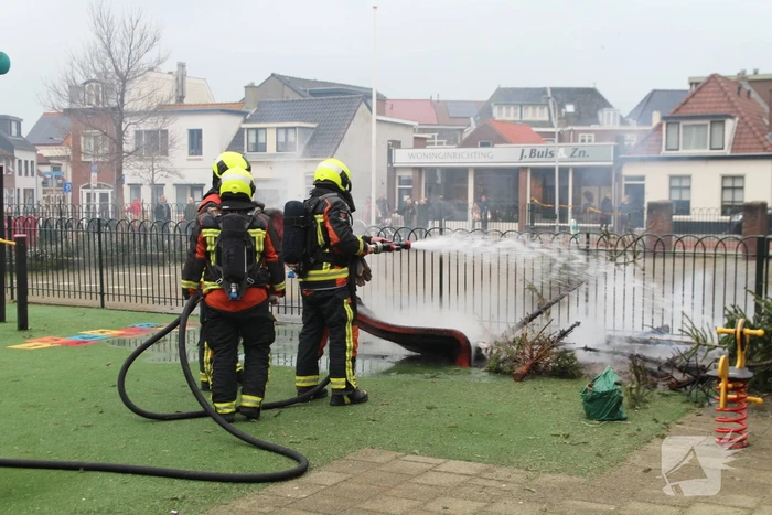 Speeltoestel met kerstbomen vliegt in brand
