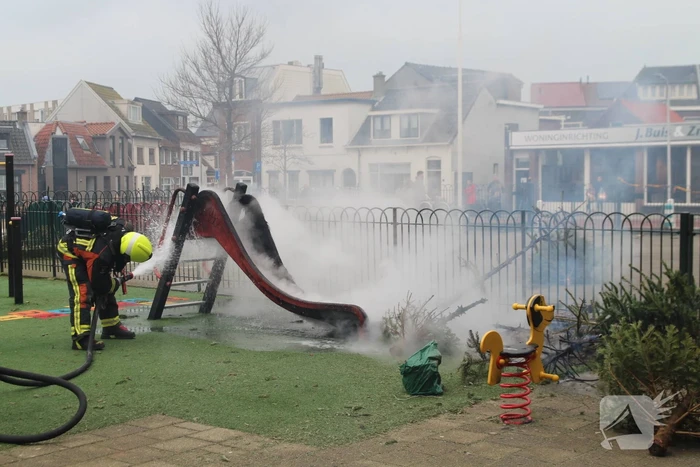 Speeltoestel met kerstbomen vliegt in brand