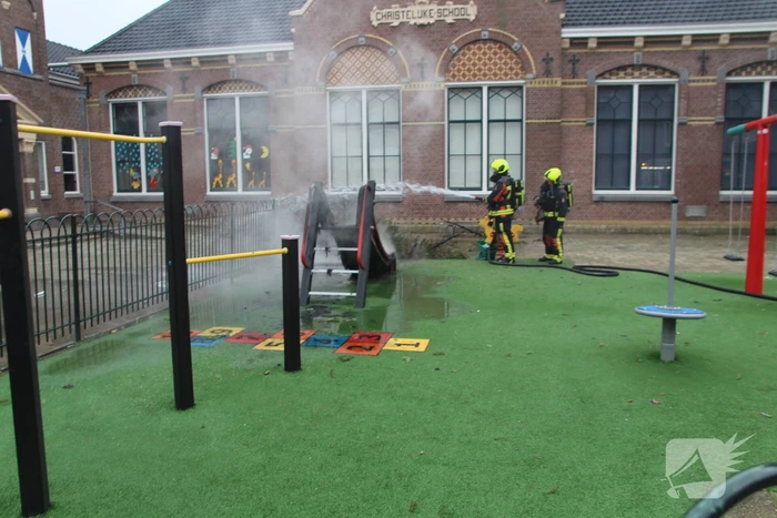 Speeltoestel met kerstbomen vliegt in brand