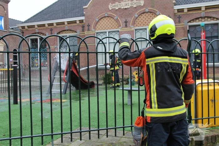 Speeltoestel met kerstbomen vliegt in brand