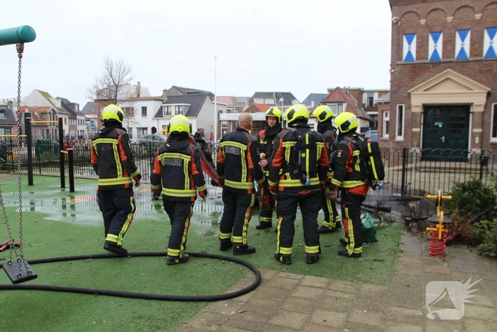 Speeltoestel met kerstbomen vliegt in brand