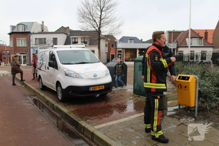 Speeltoestel met kerstbomen vliegt in brand