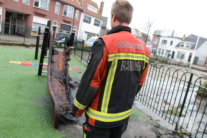 Speeltoestel met kerstbomen vliegt in brand