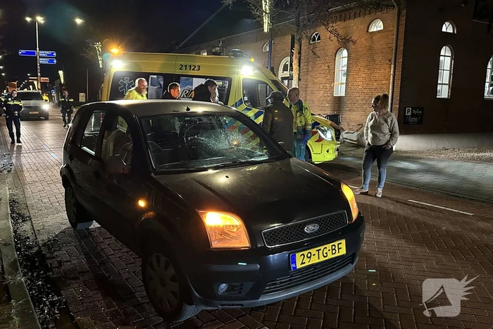 Automobilist en voetganger in botsing