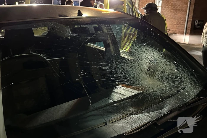 Automobilist en voetganger in botsing