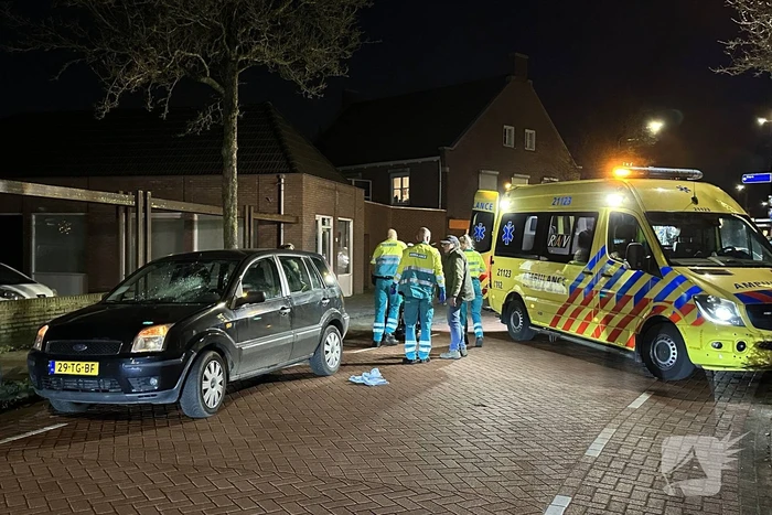 Automobilist en voetganger in botsing