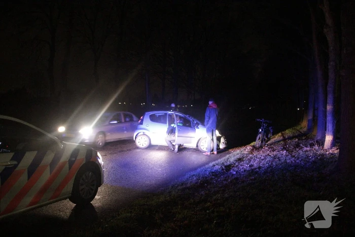 Auto raakt boom na uit de bocht vliegen