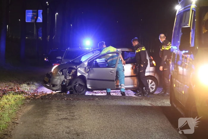 Auto raakt boom na uit de bocht vliegen