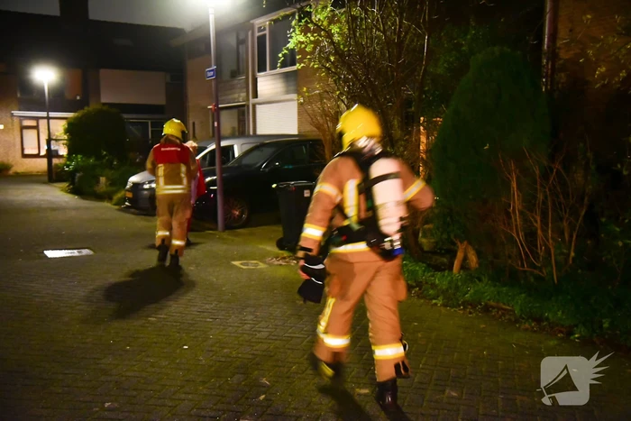 Brandweer blust smeulbrand in woning