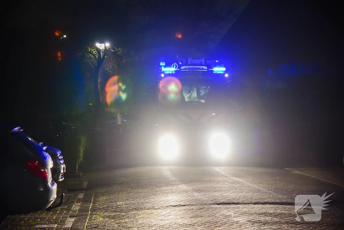 Brandweer blust smeulbrand in woning