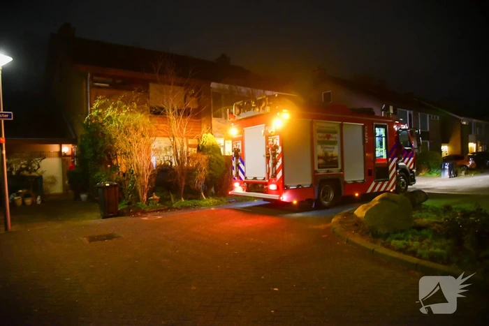 Brandweer blust smeulbrand in woning