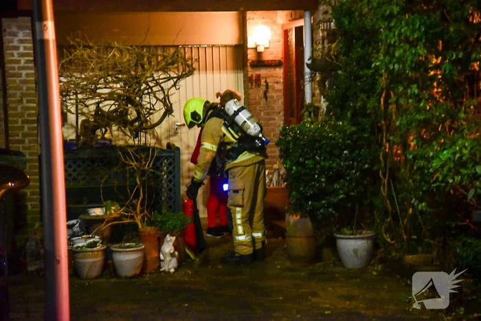 Brandweer blust smeulbrand in woning