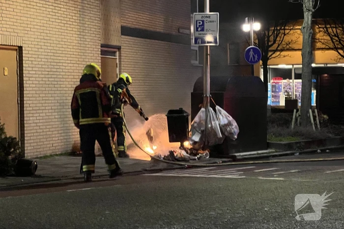Brandweer blust kleine afval brand