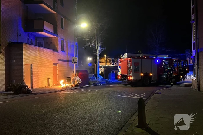 Brandweer blust kleine afval brand