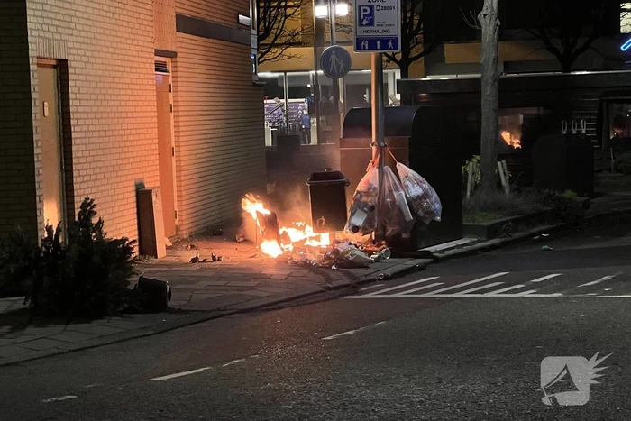 Brandweer blust kleine afval brand