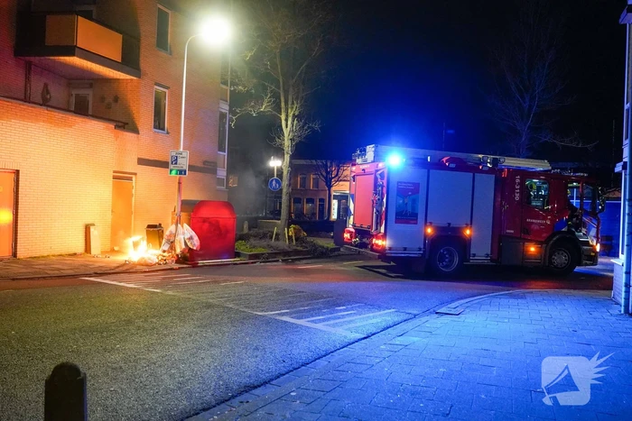 Brandweer blust kleine afval brand