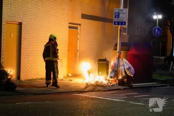 Brandweer blust kleine afval brand