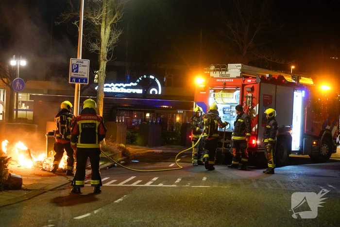 Brandweer blust kleine afval brand
