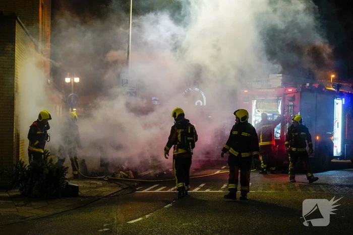 Brandweer blust kleine afval brand