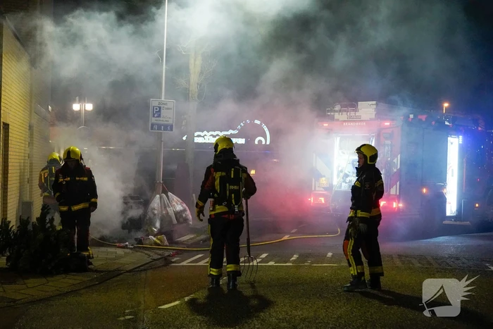 Brandweer blust kleine afval brand