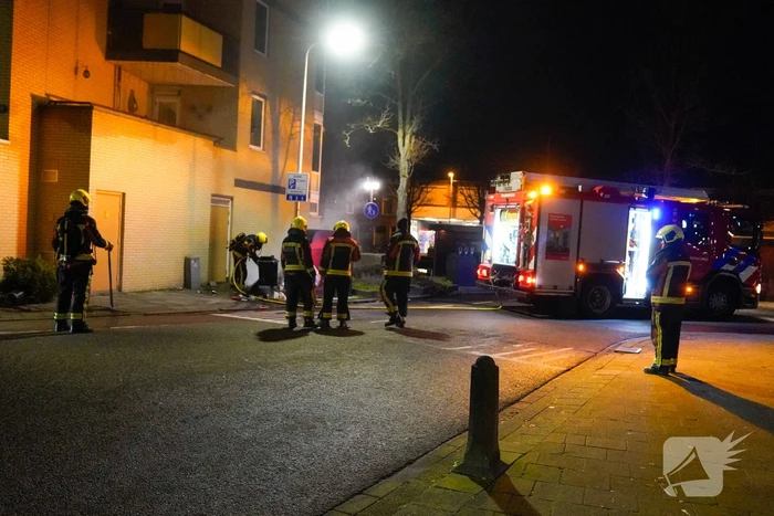 Brandweer blust kleine afval brand