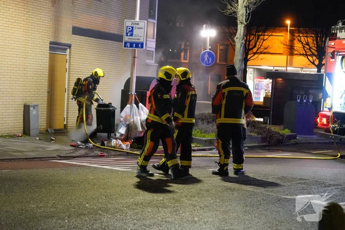Brandweer blust kleine afval brand