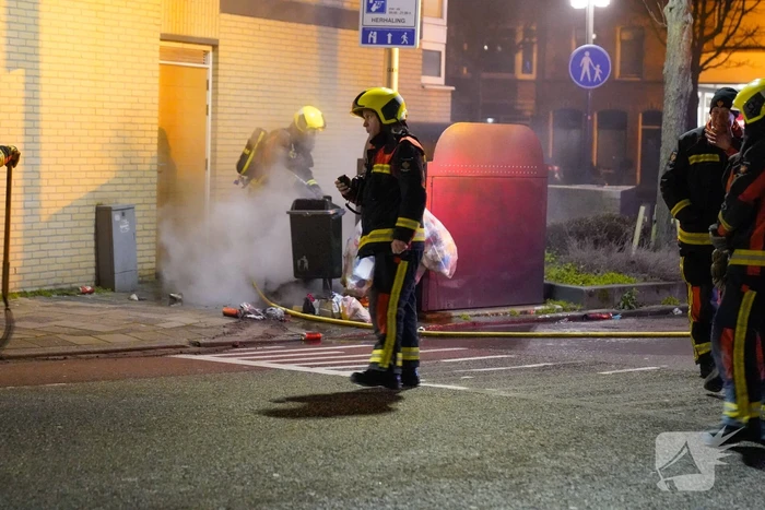Brandweer blust kleine afval brand