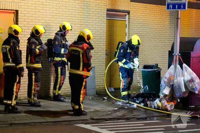 Brandweer blust kleine afval brand