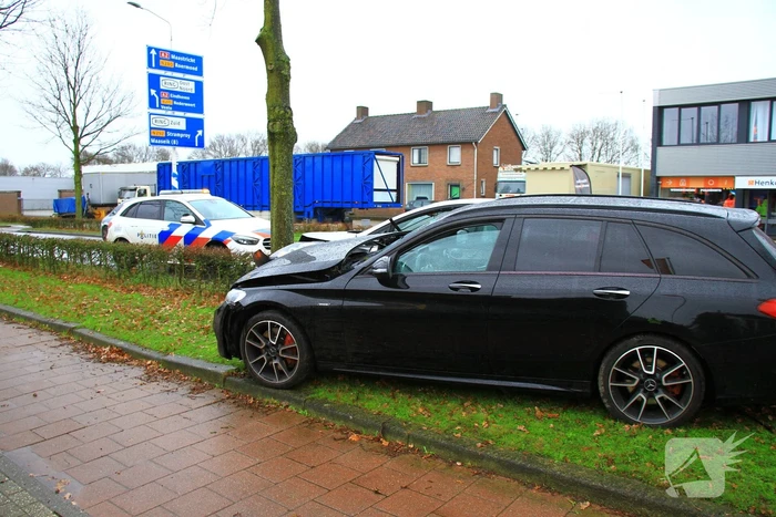 Personenwagen eindigt tegen boom na botsing