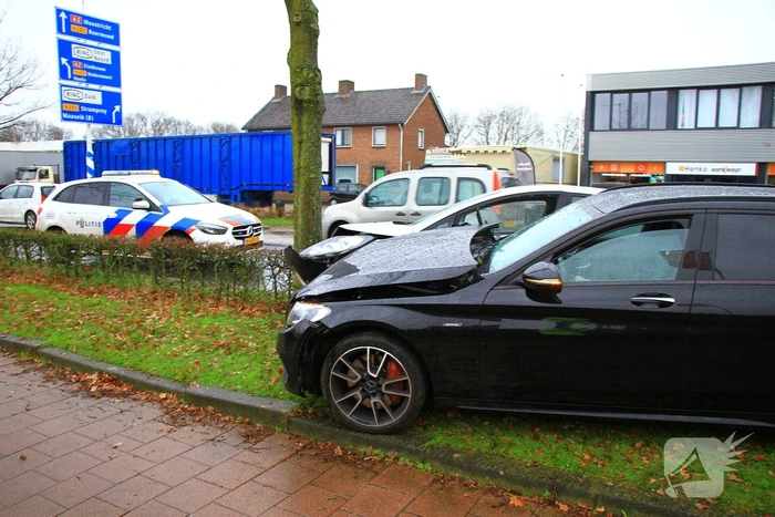 Personenwagen eindigt tegen boom na botsing