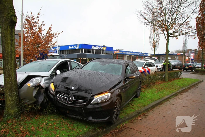 Personenwagen eindigt tegen boom na botsing