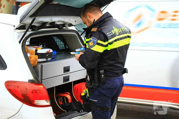 Personenwagen eindigt tegen boom na botsing