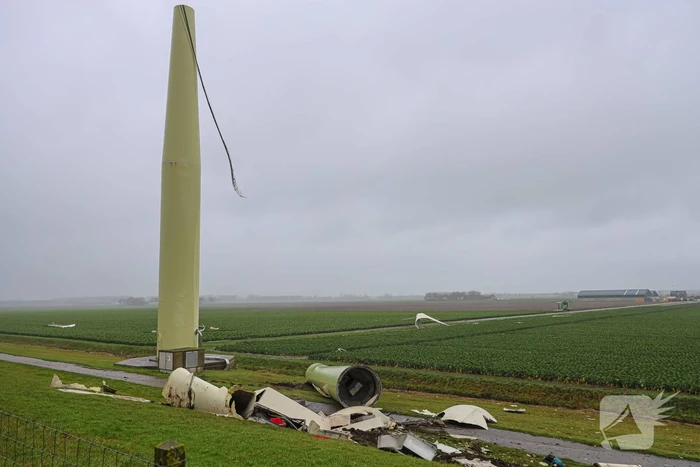 Grote ravage door geknakte windmolen