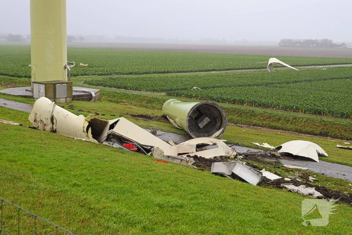 Grote ravage door geknakte windmolen