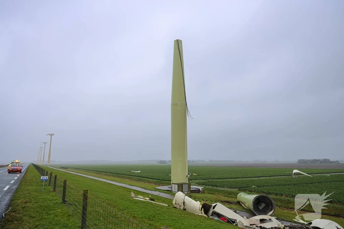 Grote ravage door geknakte windmolen