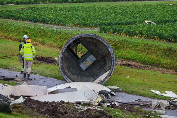 Grote ravage door geknakte windmolen