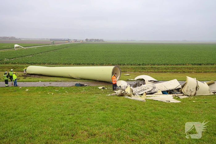 Grote ravage door geknakte windmolen