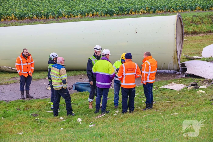 Grote ravage door geknakte windmolen