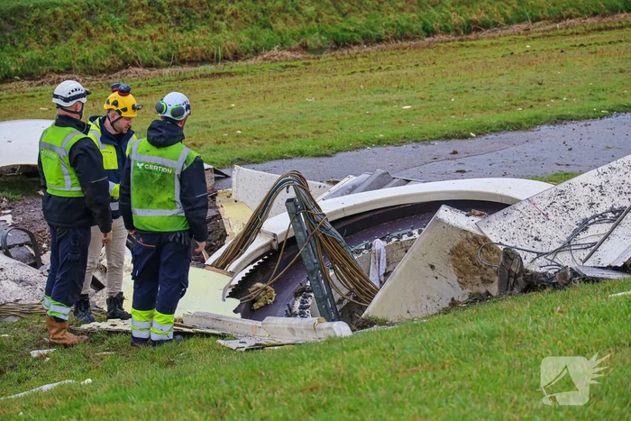 Grote ravage door geknakte windmolen