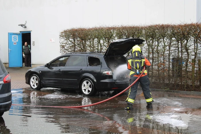 Poolse auto loopt flinke schade op bij brand