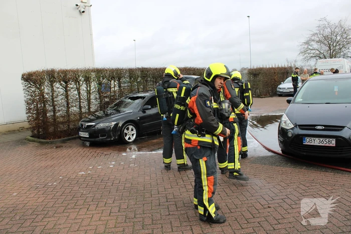 Poolse auto loopt flinke schade op bij brand