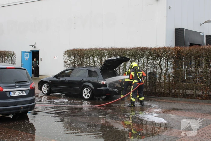 Poolse auto loopt flinke schade op bij brand