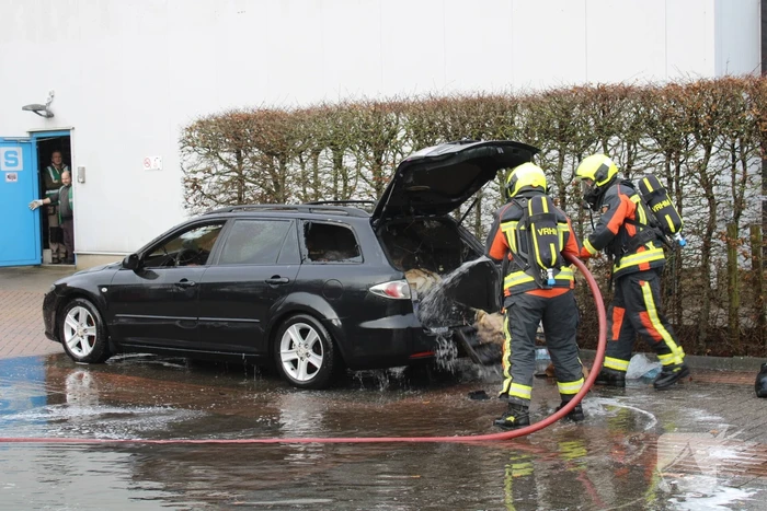 Poolse auto loopt flinke schade op bij brand