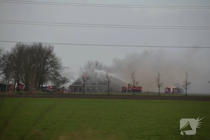 Grote uitslaande brand in rietgedekte boerderij
