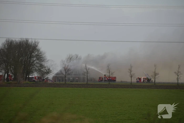 Grote uitslaande brand in rietgedekte boerderij