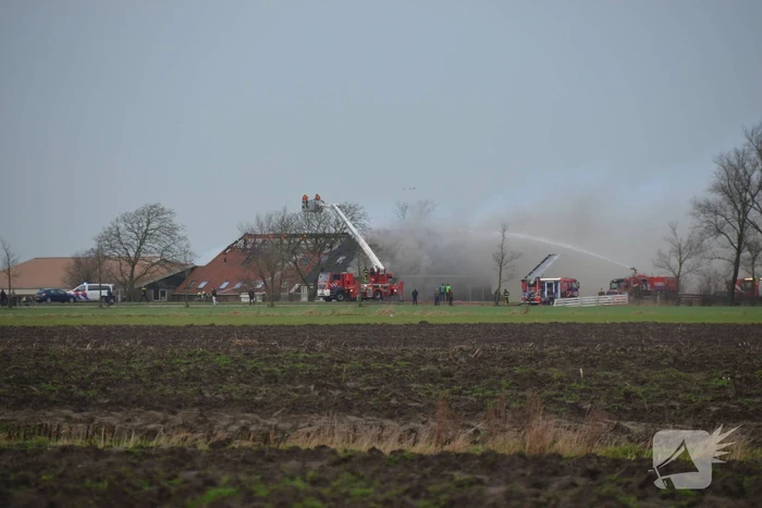 Grote uitslaande brand in rietgedekte boerderij