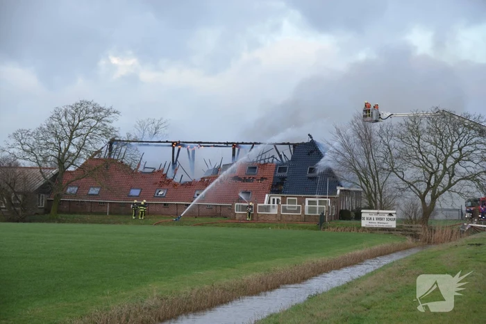 Grote uitslaande brand in rietgedekte boerderij
